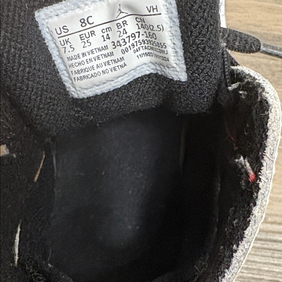 JORDAN WHITE AND BLACK SNEAKERS FOR STYLE AND CONFORT. - Picture 2 of 6